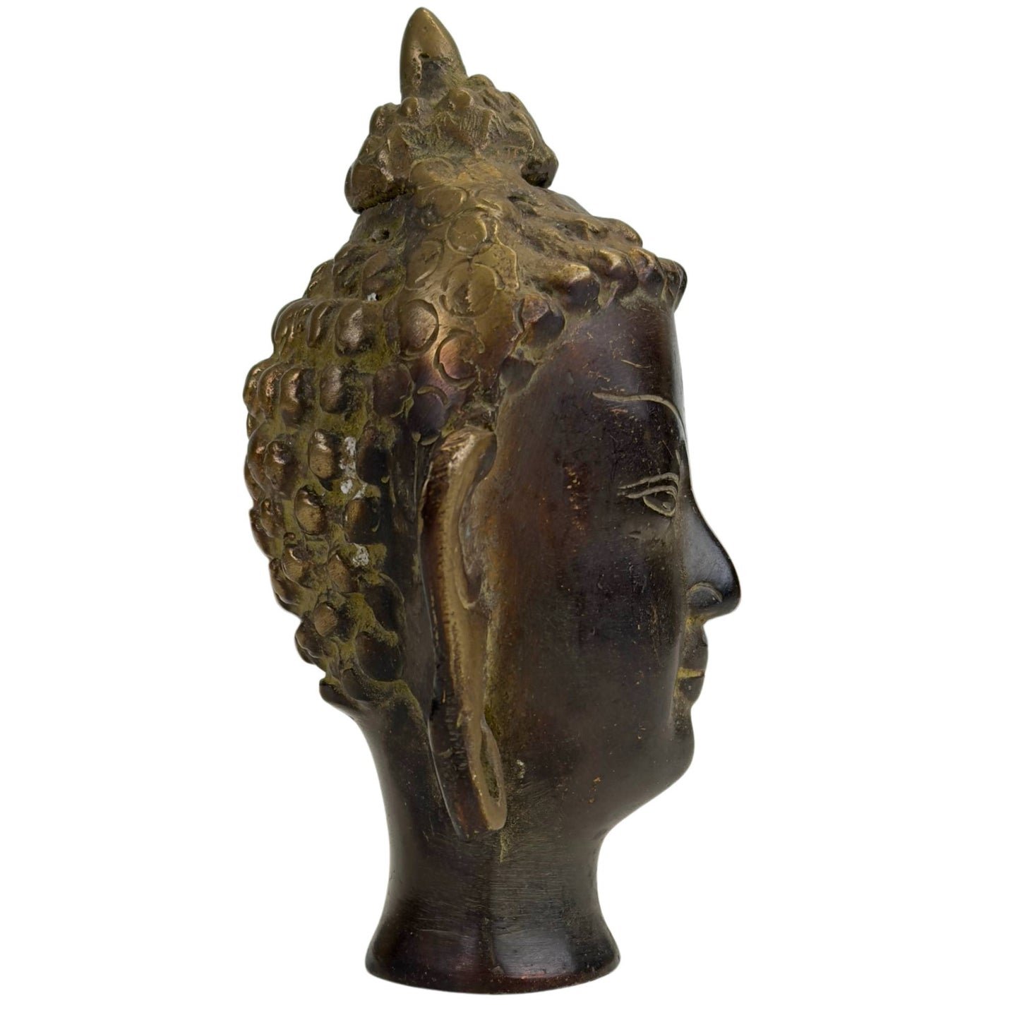 Thailändischer Buddha mit langen Ohrläppchen und einem gelassenen Gesichtsausdruck