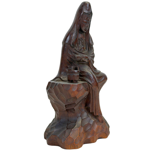 Dreiviertel-Frontalansicht der rechten Seite, die die Bearbeitung der Felsen und die feinen Gesichtszüge der Kannon zeigt.