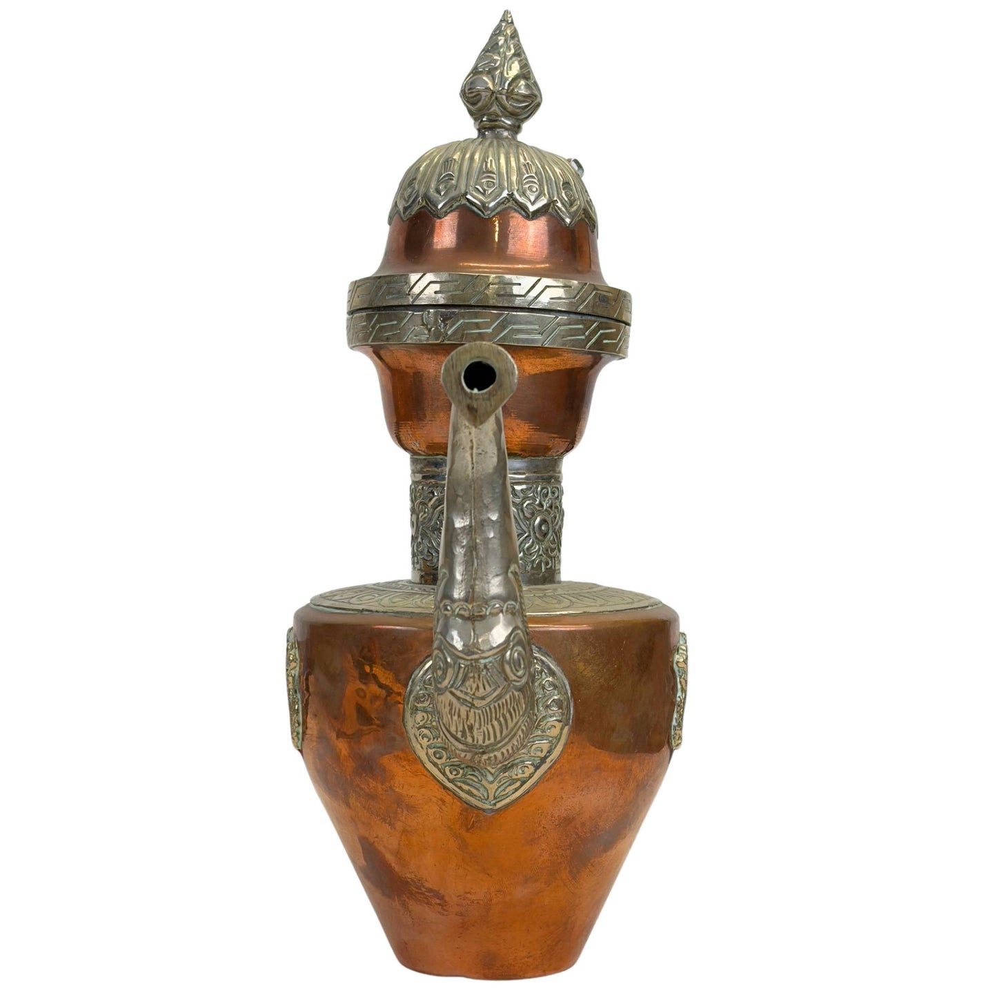 Direct vooraanzicht van de schenktuit met de florale en mythologische paktong reliëfelementen aan de basis van de tuit.