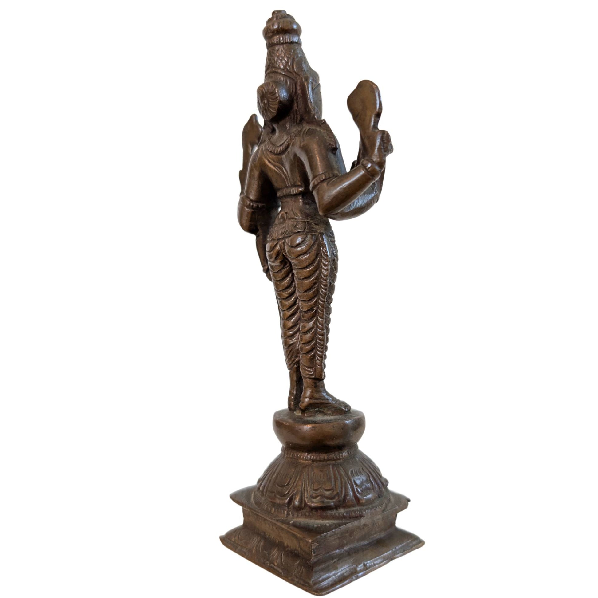 Detail van de Abhaya Mudra handgebaar op antiek bronzen beeld.